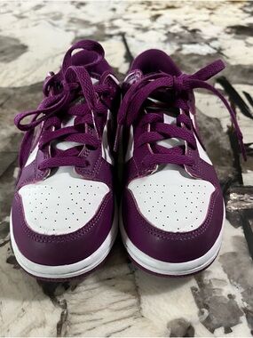 Little Kids White & Purple Dunk Low Sneakers Size 1 Youth